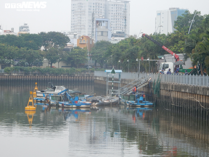 Xem công nhân nạo vét bùn đen đoạn cuối kênh Nhiêu Lộc - Thị Nghè - 2