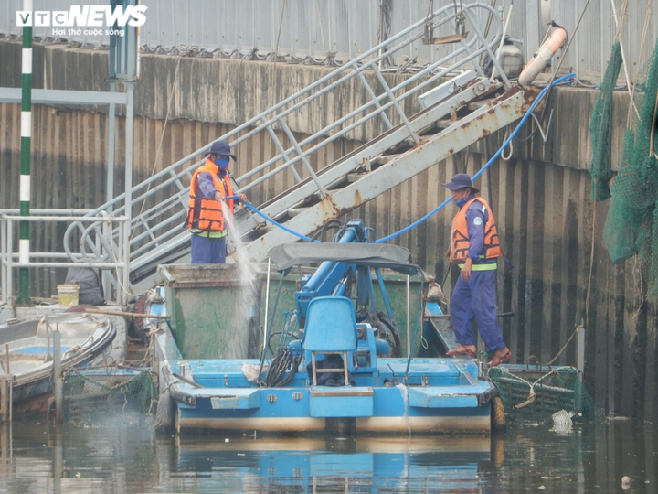 Xem công nhân nạo vét bùn đen đoạn cuối kênh Nhiêu Lộc - Thị Nghè - 1