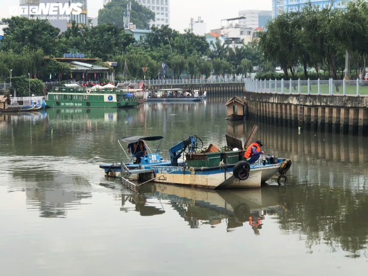 Xem công nhân nạo vét bùn đen đoạn cuối kênh Nhiêu Lộc - Thị Nghè - 8