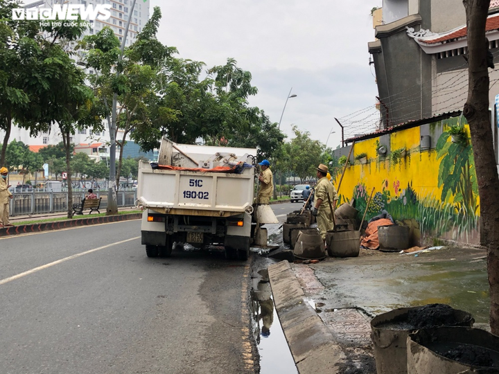 Xem công nhân nạo vét bùn đen đoạn cuối kênh Nhiêu Lộc - Thị Nghè - 3