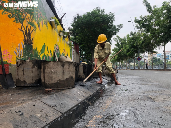 Xem công nhân nạo vét bùn đen đoạn cuối kênh Nhiêu Lộc - Thị Nghè - 5