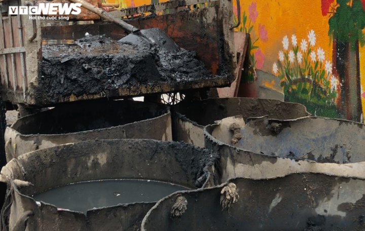 Xem công nhân nạo vét bùn đen đoạn cuối kênh Nhiêu Lộc - Thị Nghè - 6