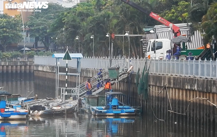 Xem công nhân nạo vét bùn đen đoạn cuối kênh Nhiêu Lộc - Thị Nghè - 7