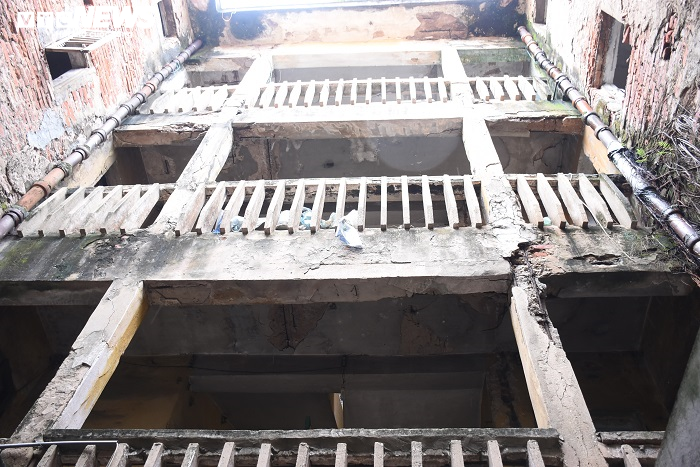 Ảnh: Chung cư ở Hải Phòng xuống cấp trầm trọng, nguy cơ đổ sập bất cứ lúc nào - 8