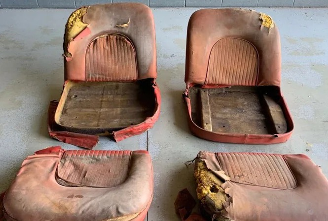 Cặp ghế ô tô 'rách' được rao bán hơn 2 tỷ đồng - 1