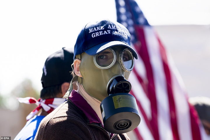 Người ủng hộ Tổng thống Trump kéo đến bệnh viện Walter Reed - 4