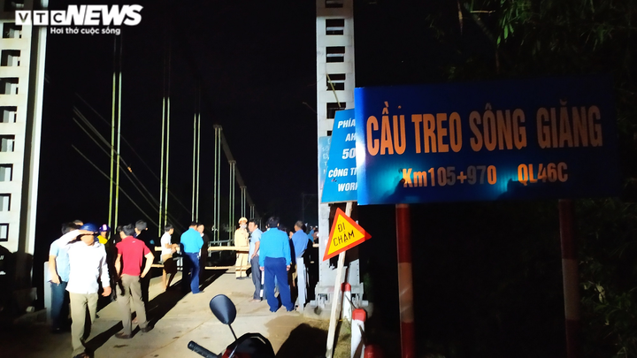 Cận cảnh trục vớt ô tô rơi xuống sông sau va chạm xe máy, 5 người chết - 3