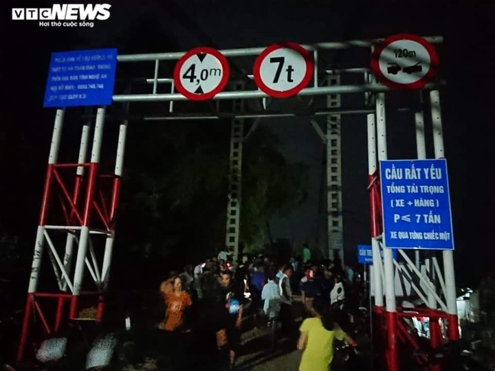 Cận cảnh trục vớt ô tô rơi xuống sông sau va chạm xe máy, 5 người chết - 8