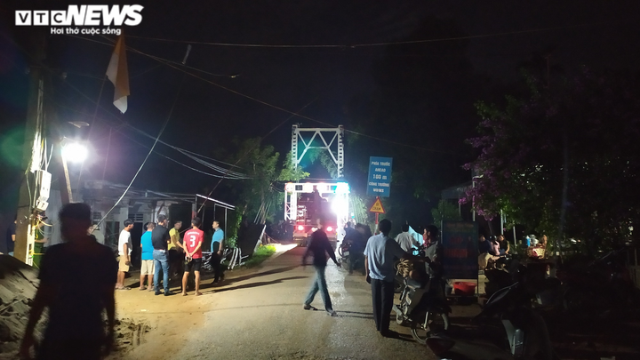 Cận cảnh trục vớt ô tô rơi xuống sông sau va chạm xe máy, 5 người chết - 1