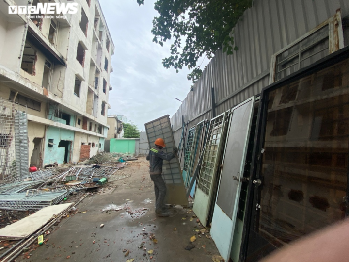 Xem công nhân tháo dỡ chung cư nghiêng 45cm ở TP.HCM - 4