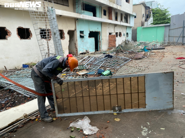 Xem công nhân tháo dỡ chung cư nghiêng 45cm ở TP.HCM - 3
