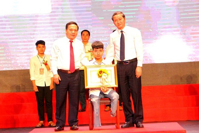 Thiếu 0,25 điểm, nam sinh 10 năm cõng bạn đến trường dang dở giấc mơ giảng đường - 2