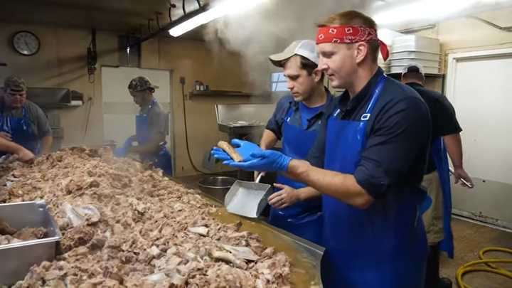 Kênh Youtube nổi tiếng thế giới tiết lộ 'bí mật' phía sau xúc xích Đức Việt - 3