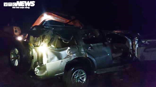 Cận cảnh trục vớt ô tô rơi xuống sông sau va chạm xe máy, 5 người chết - 6