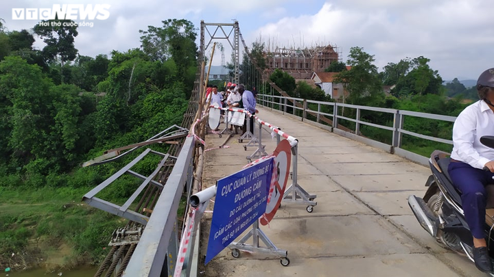 Cận cảnh trục vớt ô tô rơi xuống sông sau va chạm xe máy, 5 người chết - 9