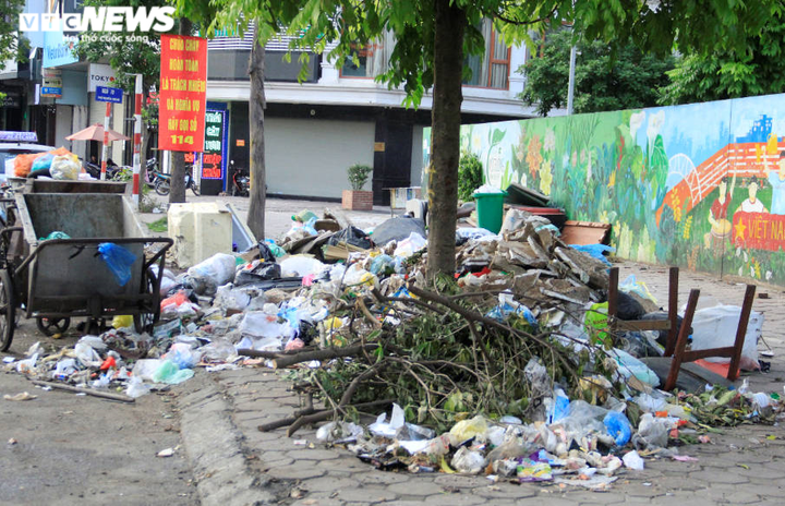 Tài xế xe thu gom rác đình công, người Hà Nội khốn khổ vì môi trường ô nhiễm - 1