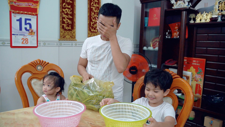 Phan Hiển lần đầu đi chợ nấu cơm, Khánh Thi khen: 'Các món đều chín là được rồi' - 2