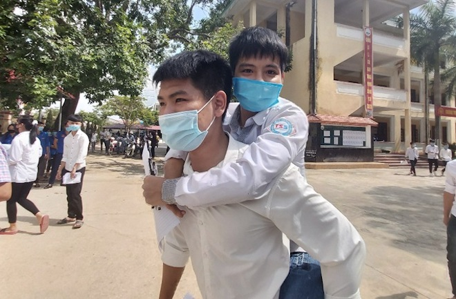 Đề xuất đặc cách nam sinh 10 năm cõng bạn vào ĐH Y Hà Nội: Bộ Y tế nói gì? - 1