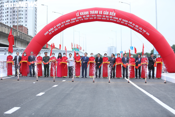 Hà Nội thông xe cầu vượt hồ Linh Đàm sau gần 1 năm thi công - 4