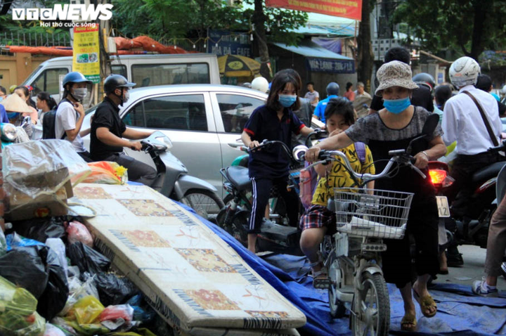 Tài xế xe thu gom rác đình công, người Hà Nội khốn khổ vì môi trường ô nhiễm - 8