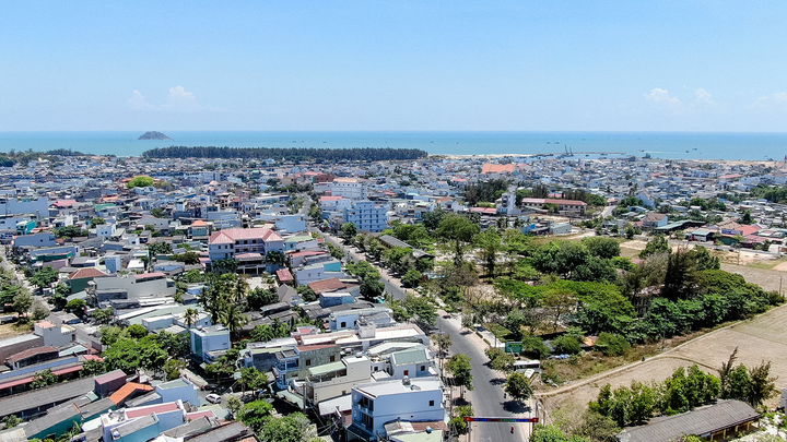 Đường ven biển, cao tốc, sân bay đang 'chắp cánh' cho La Gi lên thành phố - 1