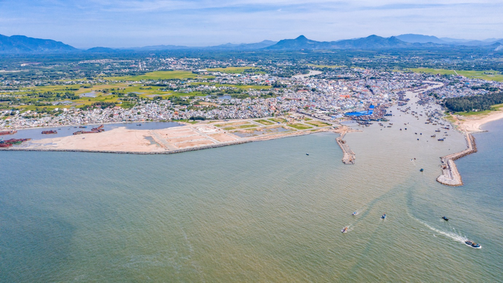 Đường ven biển, cao tốc, sân bay đang 'chắp cánh' cho La Gi lên thành phố - 2