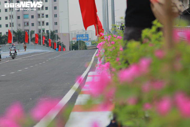 Hà Nội thông xe cầu vượt hồ Linh Đàm sau gần 1 năm thi công - 11