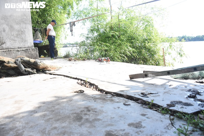 Dân thấp thỏm sống trong những căn nhà nứt toác lo lắng bị 'hà bá' nuốt chửng - 5