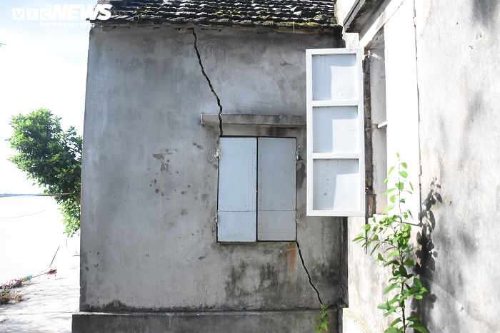 Dân thấp thỏm sống trong những căn nhà nứt toác lo lắng bị 'hà bá' nuốt chửng - 4