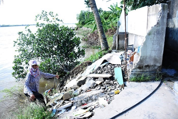 Dân thấp thỏm sống trong những căn nhà nứt toác lo lắng bị 'hà bá' nuốt chửng - 1