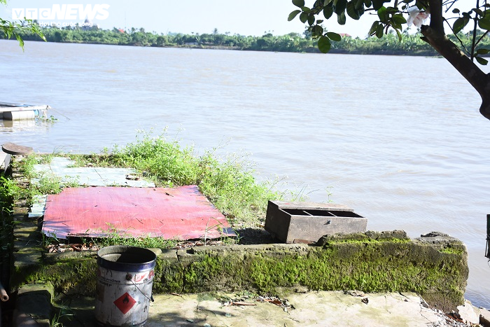 Dân thấp thỏm sống trong những căn nhà nứt toác lo lắng bị 'hà bá' nuốt chửng - 2