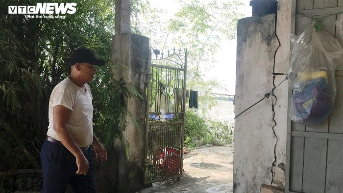 Dân thấp thỏm sống trong những căn nhà nứt toác lo lắng bị 'hà bá' nuốt chửng - 7