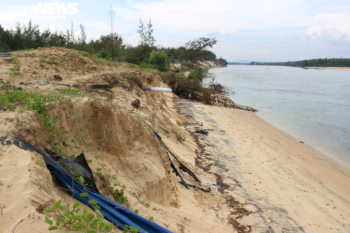 Ảnh: Cửa Lở lại sạt lở, cuốn phăng hồ nuôi tôm của dân - 1