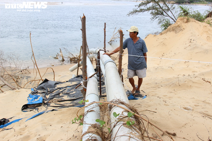 Ảnh: Cửa Lở lại sạt lở, cuốn phăng hồ nuôi tôm của dân - 5