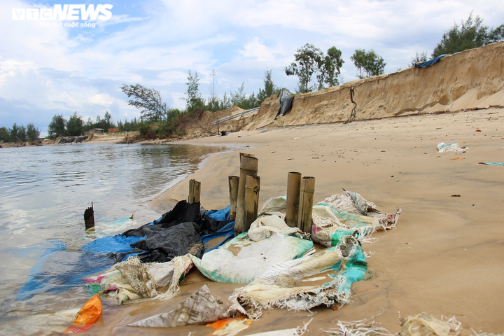 Ảnh: Cửa Lở lại sạt lở, cuốn phăng hồ nuôi tôm của dân - 8