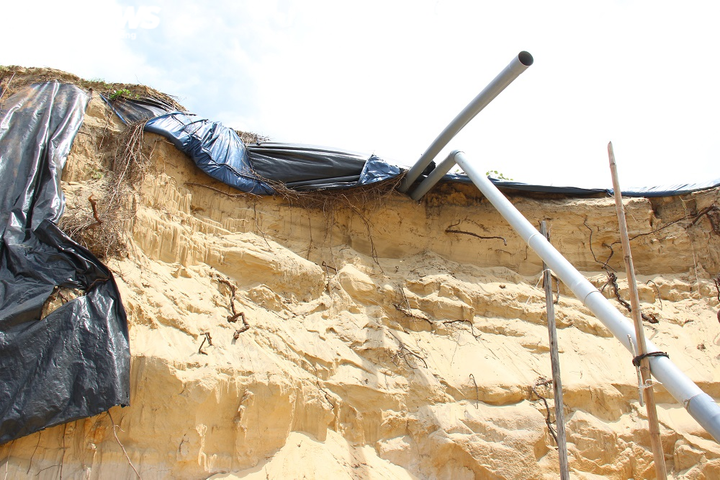 Ảnh: Cửa Lở lại sạt lở, cuốn phăng hồ nuôi tôm của dân - 6