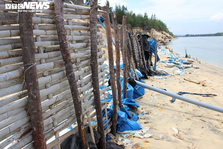 Ảnh: Cửa Lở lại sạt lở, cuốn phăng hồ nuôi tôm của dân - 7