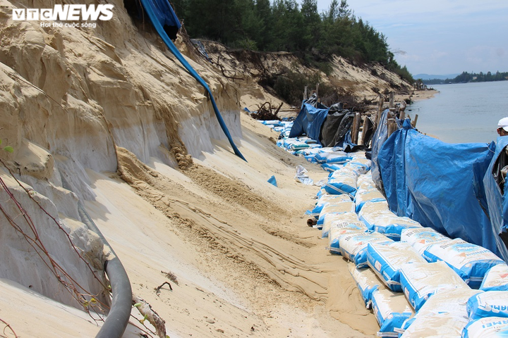 Ảnh: Cửa Lở lại sạt lở, cuốn phăng hồ nuôi tôm của dân - 4