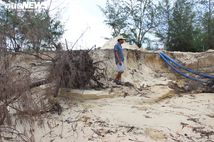 Ảnh: Cửa Lở lại sạt lở, cuốn phăng hồ nuôi tôm của dân - 2