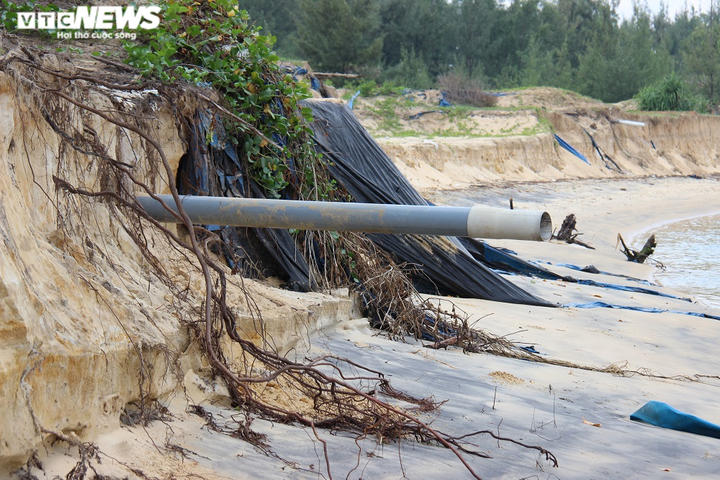 Ảnh: Cửa Lở lại sạt lở, cuốn phăng hồ nuôi tôm của dân - 9