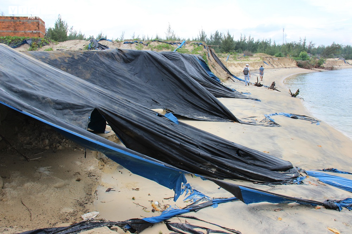 Ảnh: Cửa Lở lại sạt lở, cuốn phăng hồ nuôi tôm của dân - 3