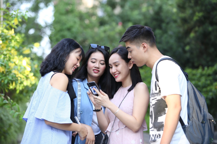 Học sinh có thực sự cần điện thoại di động khi đến trường? - 1