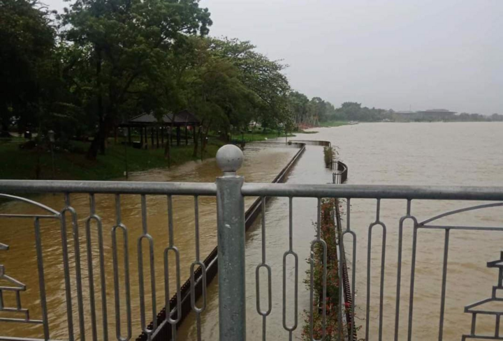 Cầu đi bộ lát gỗ lim siêu sang ở Huế bị nước lũ nhấn chìm - 3