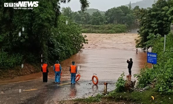 Ảnh: Mưa trắng trời, nước lũ ở các huyện miền núi Quảng Trị lên nhanh - 10