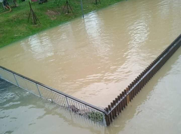 Cầu đi bộ lát gỗ lim siêu sang ở Huế bị nước lũ nhấn chìm - 2