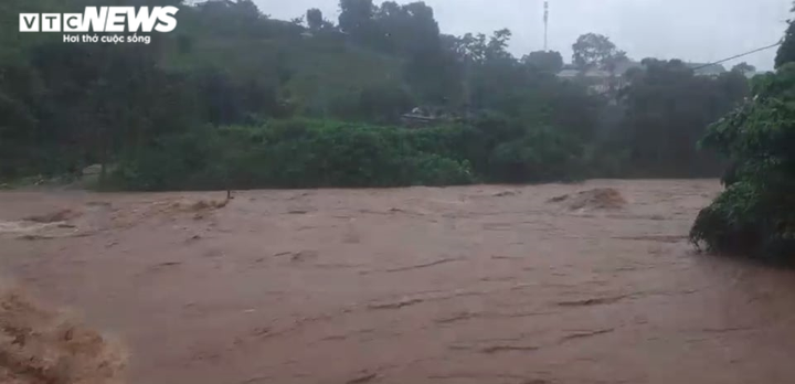 Ảnh: Mưa trắng trời, nước lũ ở các huyện miền núi Quảng Trị lên nhanh - 2