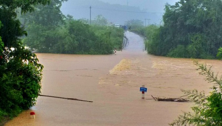 Quảng Bình: Lũ khiến học sinh một huyện nghỉ học, hàng nghìn người bị cô lập - 1