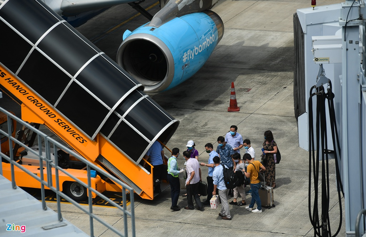 Bay quốc tế trở lại, nhà ga T2 sân bay Nội Bài vẫn vắng hoe - 14