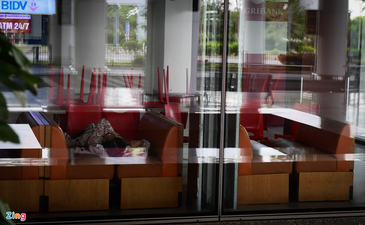 Bay quốc tế trở lại, nhà ga T2 sân bay Nội Bài vẫn vắng hoe - 7