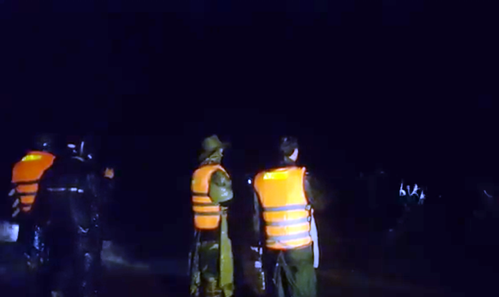 Tìm kiếm 2 cha con bị nước lũ cuốn trôi trong đêm ở Gia Lai - 1